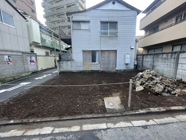 アスファルト駐車場解体工事(東京都豊島区巣鴨)中の様子です。
